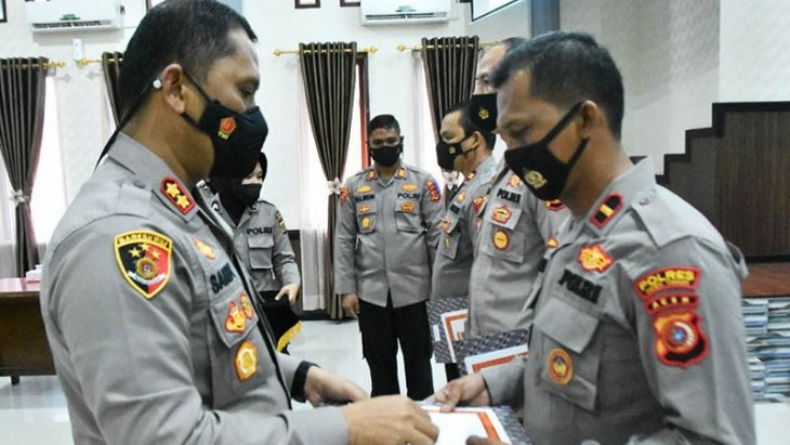 Capaian Vaksinasi Covid-19 Tercapai, 3 Kapolsek di Aceh Timur Diganjar Penghargaan