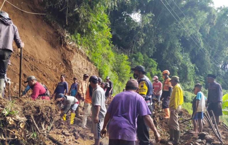 Tebing 15 Meter Longsor, Akses Jalan Simpir Gunung-Krajan Magelang Putus