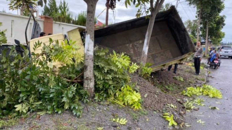Truk Tabrak Pohon di Depan Kantor PN Bener Meriah, Sopir Tewas