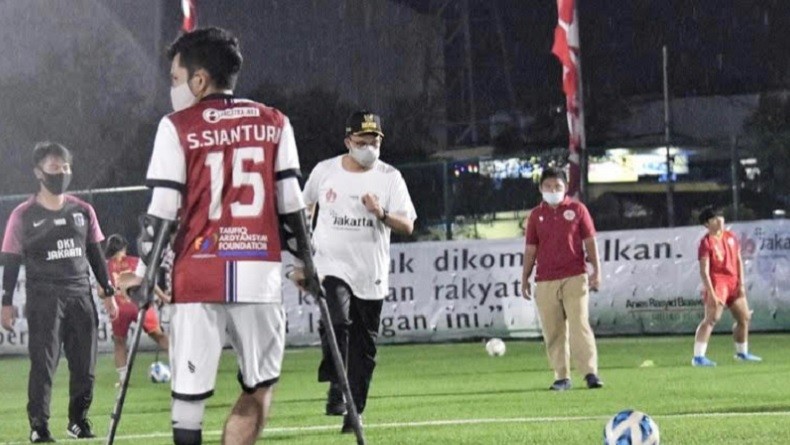 Momen Anies Jajal Lapangan Berkualitas Internasional di  Perkampungan, Seru Menggiring Bola 