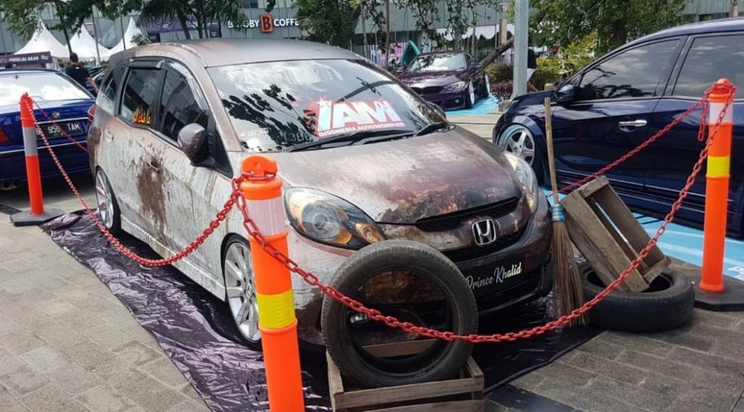 Viral di Media Sosial Bikin Netizen Keder, Mobil Karatan Ini Mejeng di Indonesia Automodified