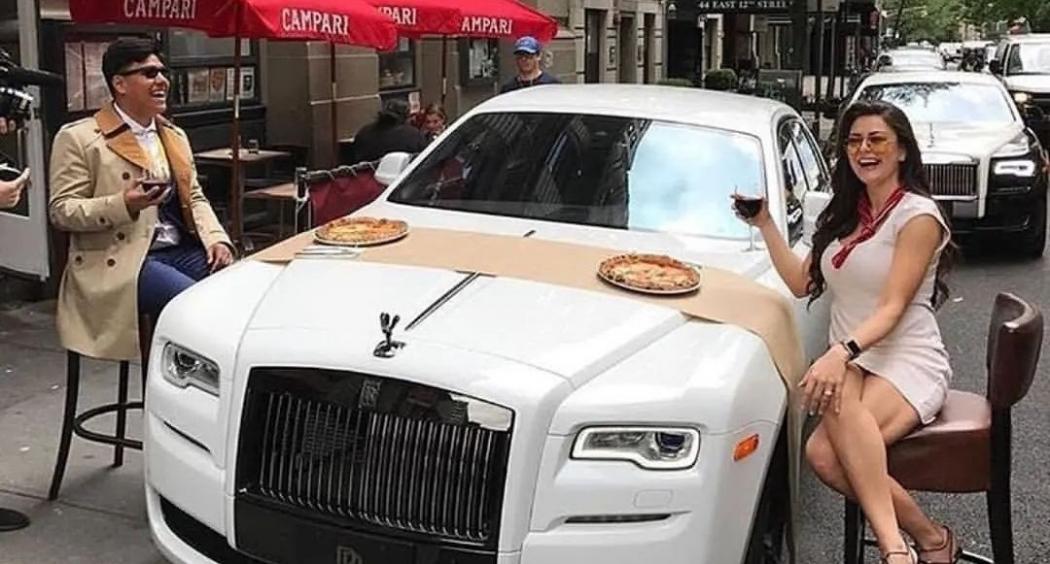 Pasangan Ini Jadikan Mobil Super Mewah Rolls-Royce Seharga Rp25 Miliar Meja Makan