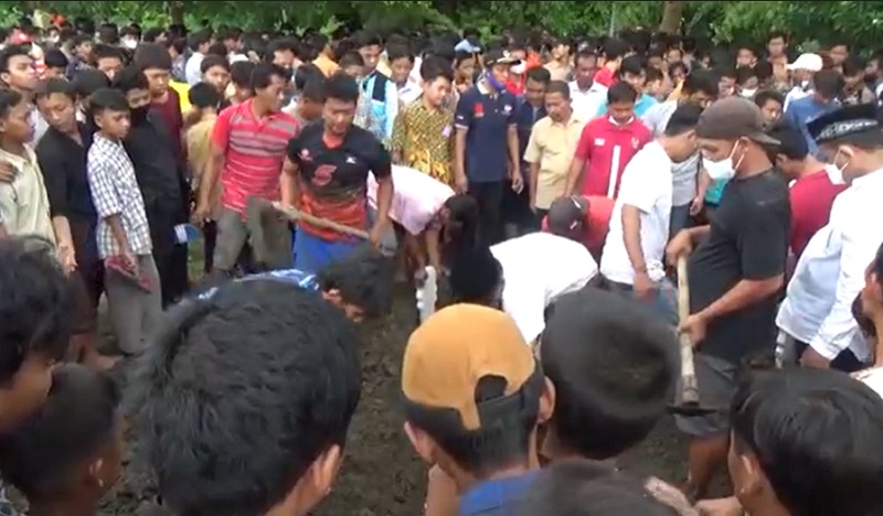 4 Korban Tewas Kecelakaan Maut di Kediri Dimakamkan Bersama, Semuanya Pengurus Pesantren  