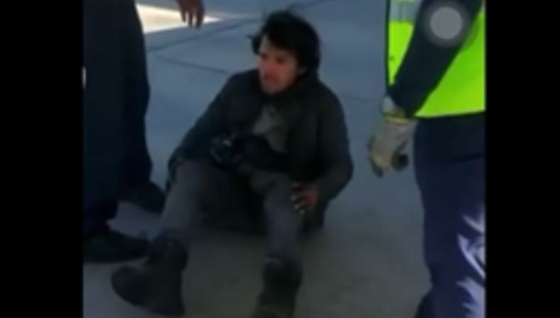 Ingin Tinggalkan Negaranya, Pria Ini Nekat Sembunyi di Roda Pesawat Menuju AS