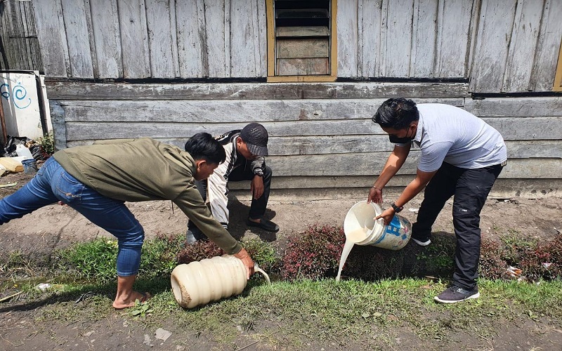 Polres Jayawijaya Razia Tempat Penjualan Miras, Belasan Botol Disita