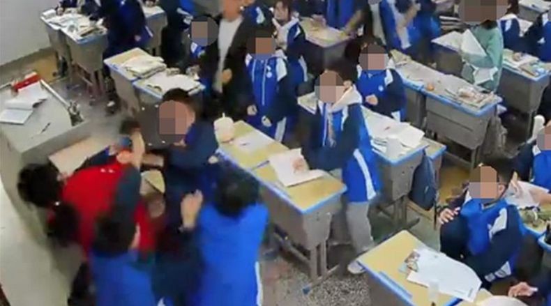 Viral, Siswa SMA Pukuli Guru Perempuan di Kelas Gara-Gara Tunda Istirahat