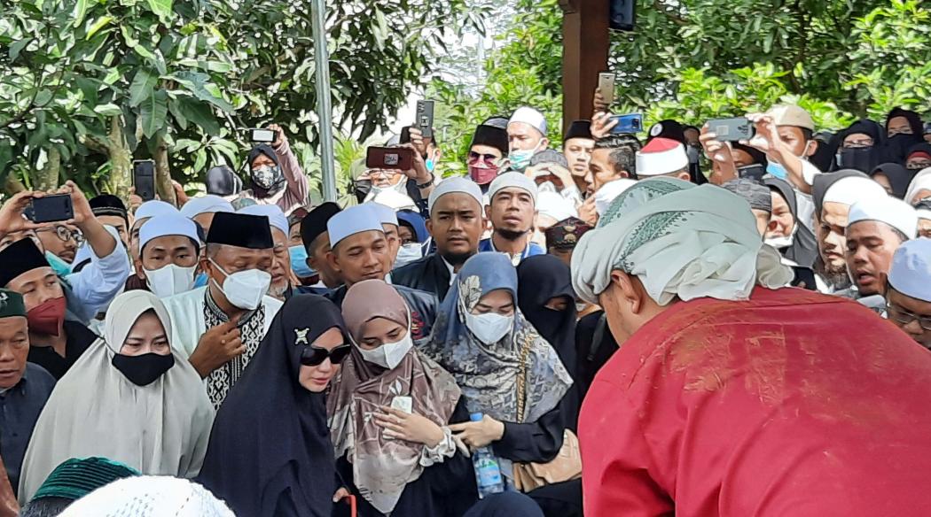 Lepas Kepergian Suami ke Peristirahatan Terakhir, Istri Ameer Azzikra Tertunduk Lesu