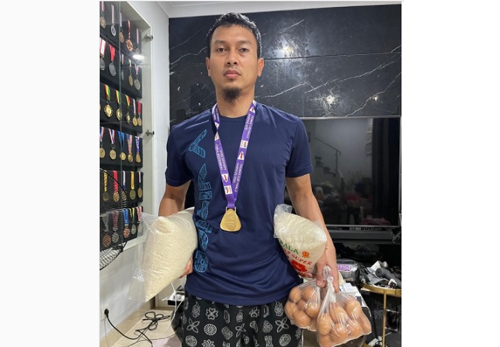 Ahsan Kalungan Medali Emas sambil Bawa Beras-Telur, Komentar Axelsen Bikin Ngakak