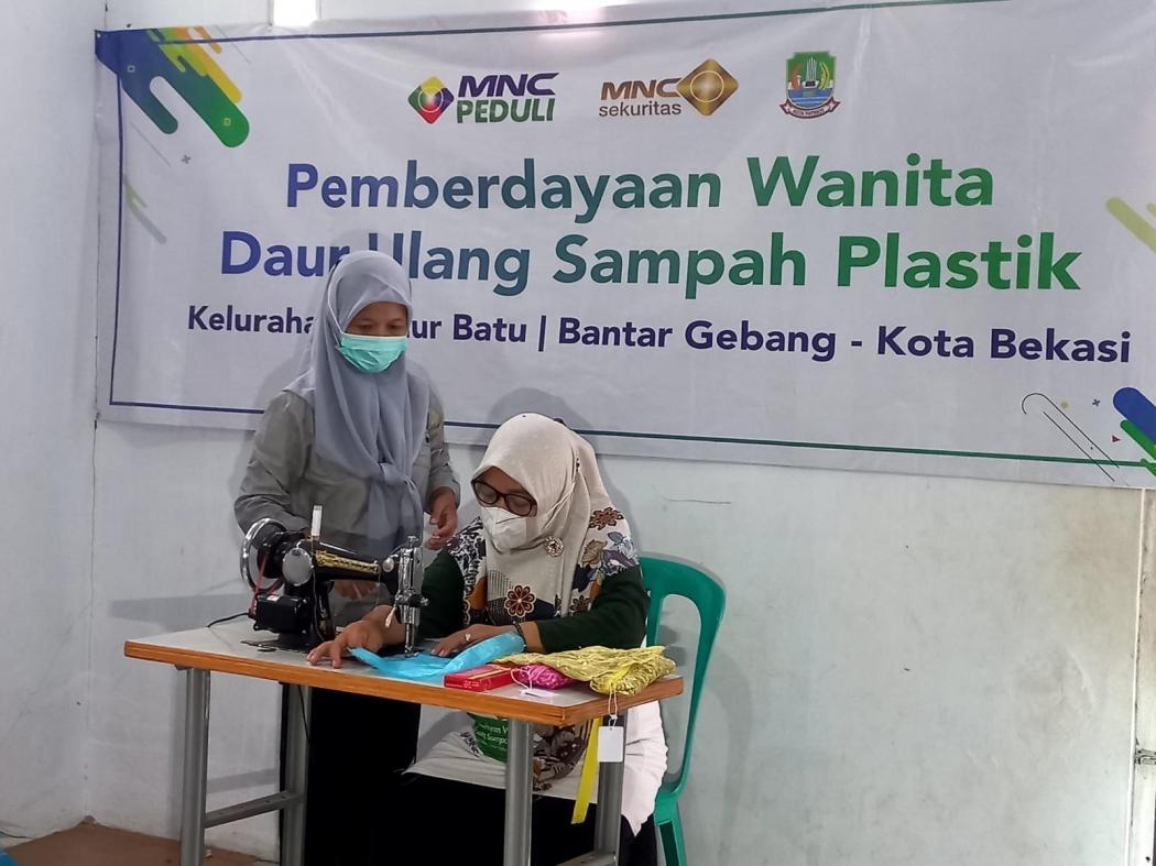 MNC Peduli dan MNC Sekuritas Ajak Anggota PKK Bantar Gebang Olah Sampah Plastik