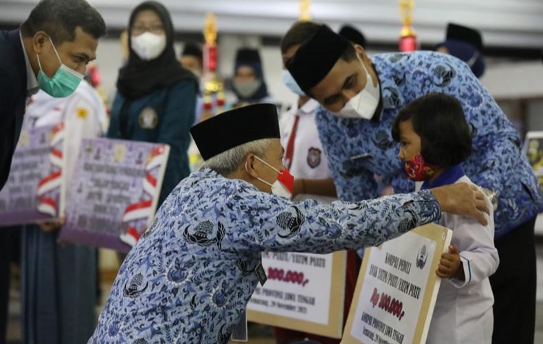 Tangis Warga Pemalang Ini Pecah saat Kedua Anaknya Dielus Ganjar