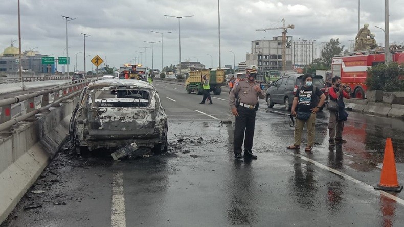 Mobil Hangus Terbakar di KM 01.400 Arah Tanjung Priok Jakarta Utara, Begini Penampakannya