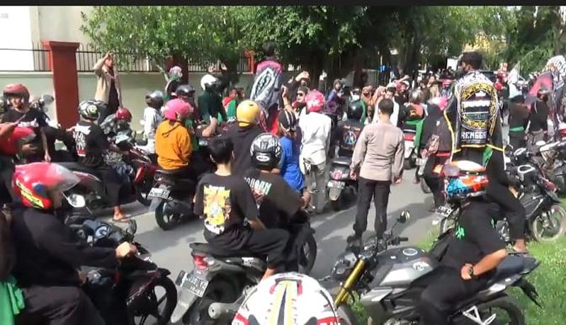 Grobogan Mencekam, Ribuan Pesilat Geruduk Mapolres Tuntut Pembebasan 3 Rekannya 