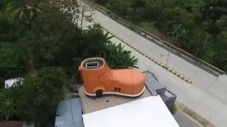 Unik, Warga Boyolali Bangun Rumah Mirip Sepatu Raksasa 