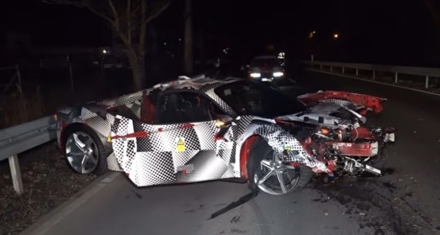 Prototipe Ferrari SF90 Stradale Hancur Tabrak Pembatas Jalan saat Diuji Jalan