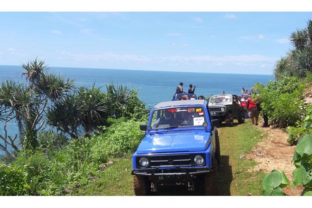 Yuk Uji Nyali,  Naik Jip Trabas Wisata Pantai Perawan di Gunungkidul
