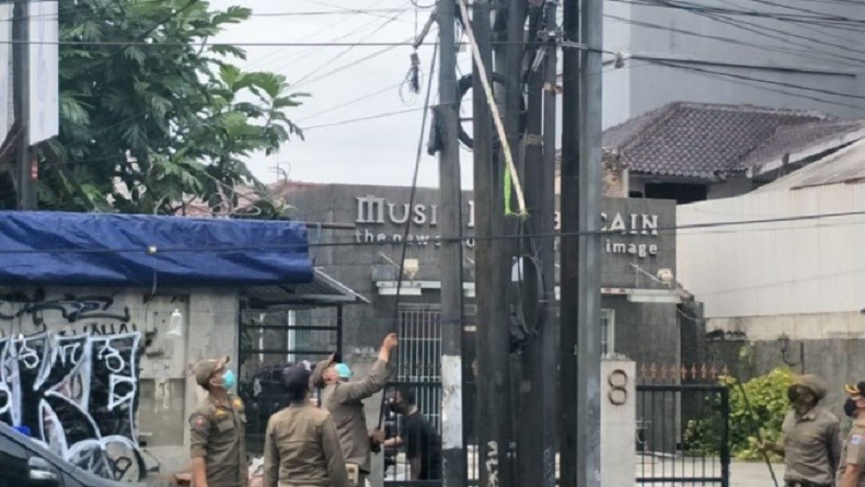 Cegah Gesekan Kelompok, Puluhan Atribut Ormas di Pondok Labu Diturunkan Petugas