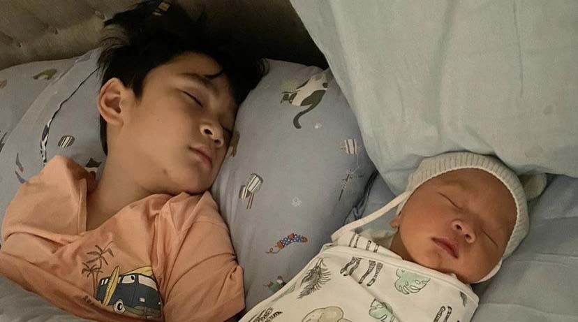 Potret Gemas Rafathar dan Rayyanza Malik Ahmad Tidur Bareng, Netizen: Bagai Pinang Dibelah Dua
