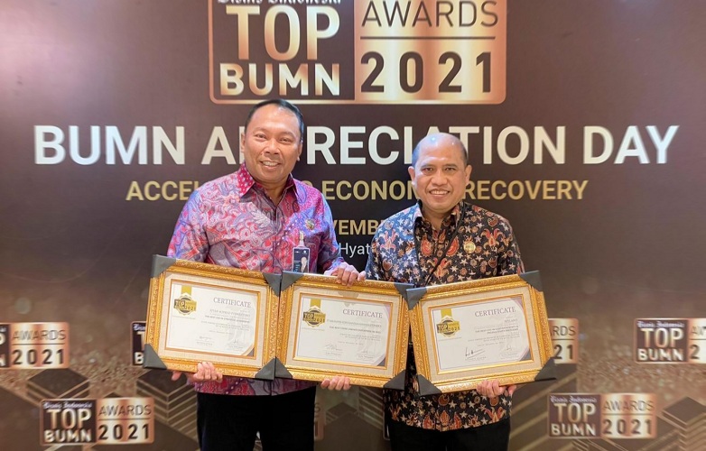 Dirut dan Dirkeu Jasa Raharja Raih Penghargaan TOP BUMN Awards 2021 