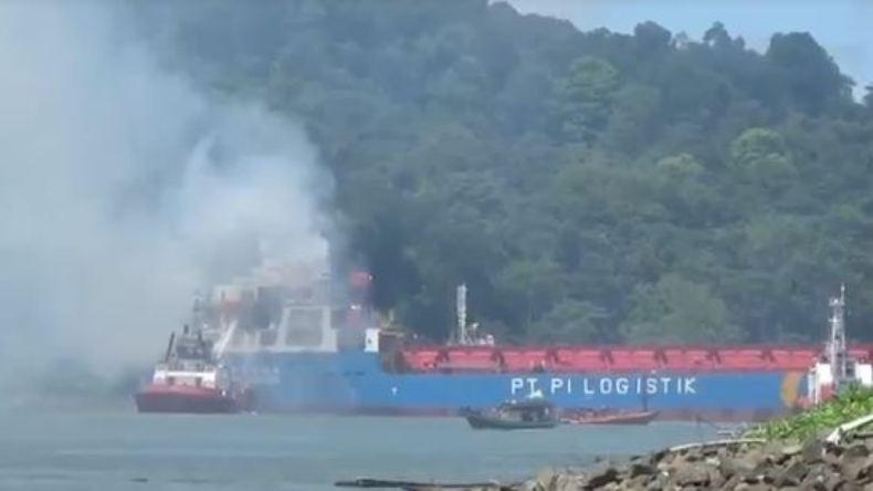 Kapal Kargo Bermuatan Pupuk Alami Kebakaran di Pelabuhan Tanjung Intan Cilacap