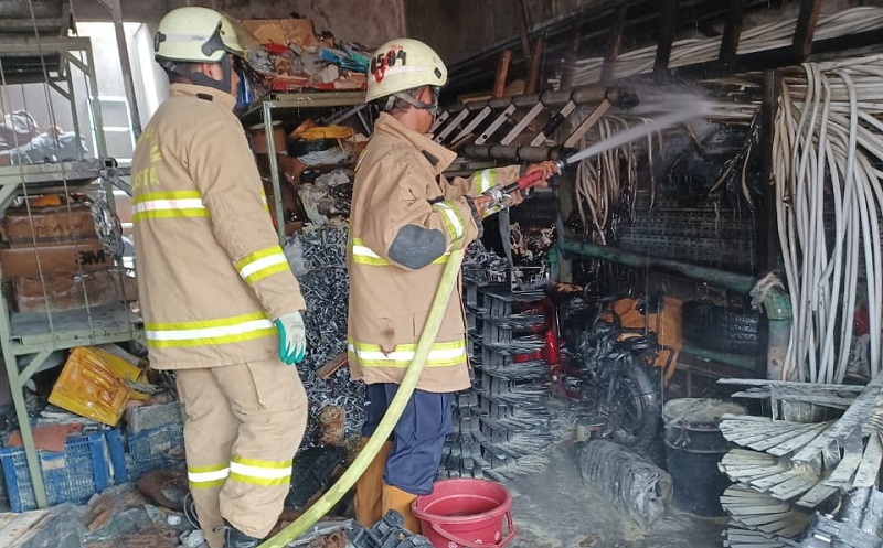 Kebakaran Hanguskan Bengkel Las di Pondok Bambu, Kerugian Ditaksir Rp50 Juta