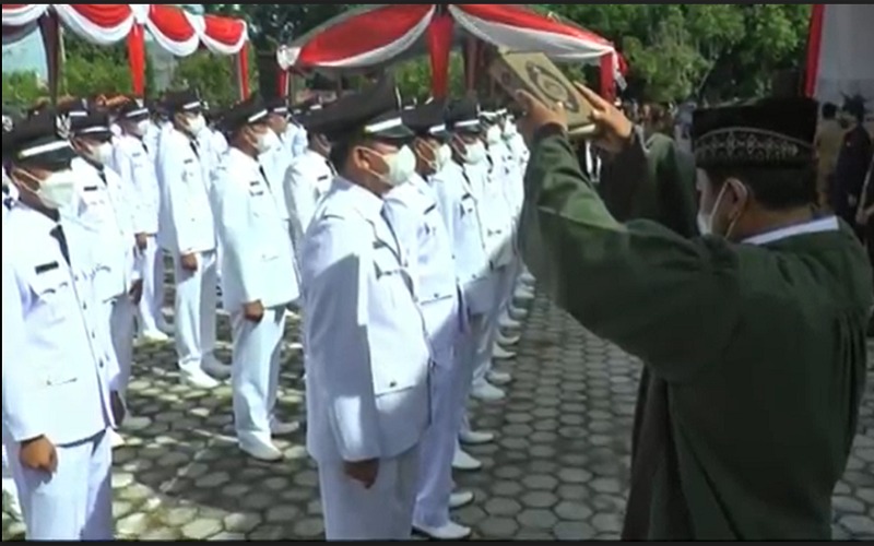 Langsung Kerja Percepat Vaksinasi, Pesan Bupati OKU Selatan saat Lantik 73 Kades