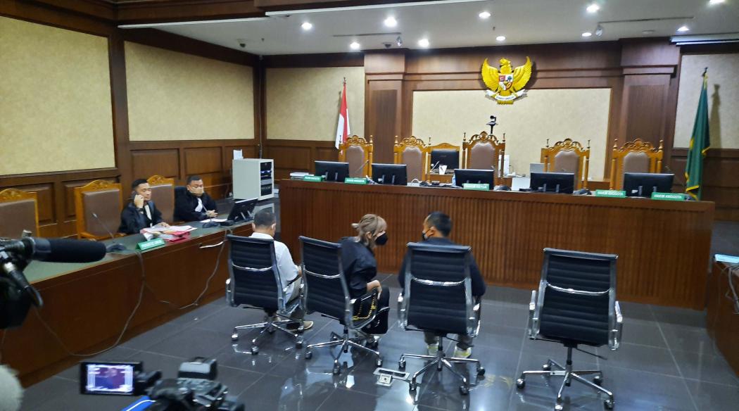 Hadir Sidang Perdana Kasus Narkoba, Begini Gaya Nia Ramadhani
