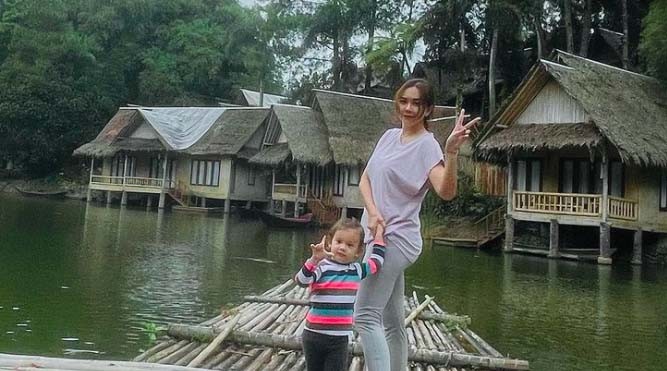 Jelang Akhir Tahun Aura Kasih Bikin Pengumuman Cari Jodoh, Netizen Heboh: Siap Jadi Imam Teteh