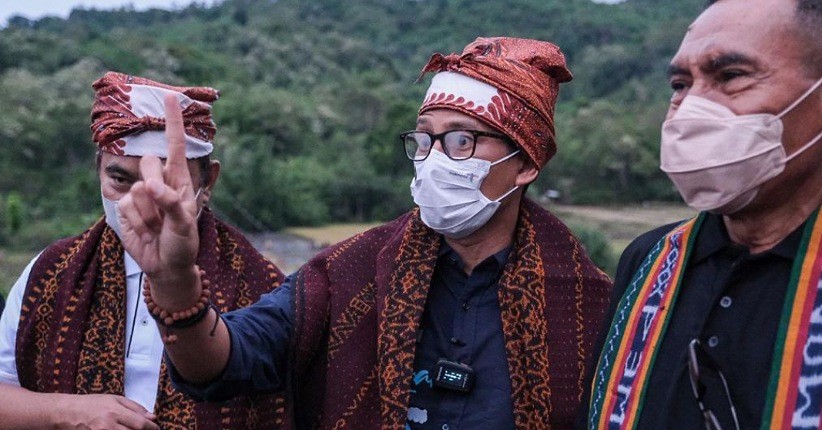 Sandiaga Uno Berikan Alat Pertukangan kepada Anak Muda Desa Wisata Detusoko Barat
