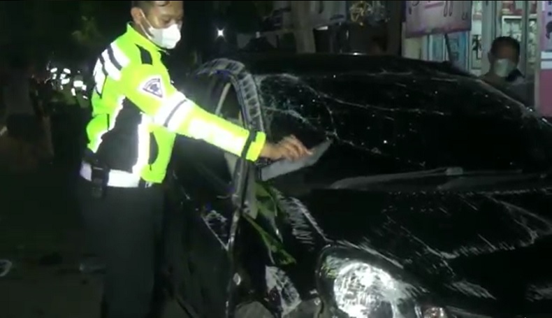 Berkendara dalam Keadaan Mabuk, 2 Perempuan Tabrak Mobil Warga hingga Ringsek