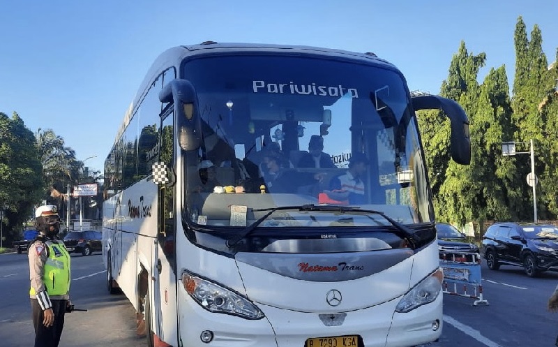 Bawa Rombongan Reuni 212, 1 Bus Diputar Balik di Gerbang Tol Bekasi Barat
