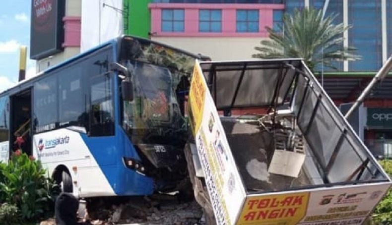 Transjakarta Tabrak Pos Polisi di PGC Jaktim