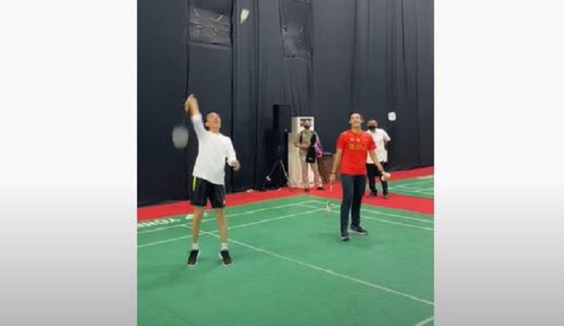 Momen Jokowi Tanding Bulutangkis dengan Tim Piala Thomas Indonesia di Bali