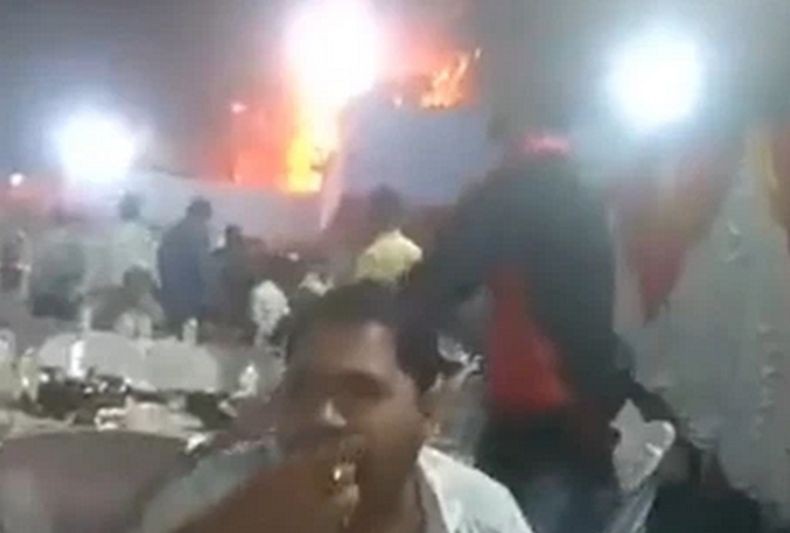 Viral, Tamu Pernikahan Ini Tetap Asyik Makan meski Tempat Resepsi Terbakar