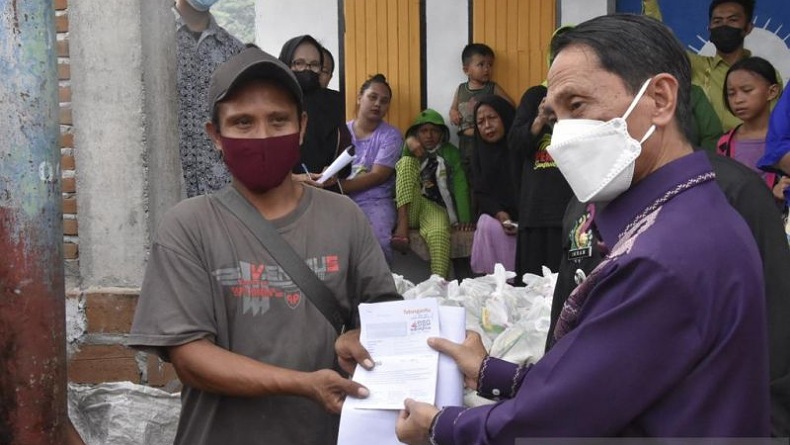 Korban Banjir Luapan Air Danau Limboto Dapat Bantuan 25 Kubik Papan 
