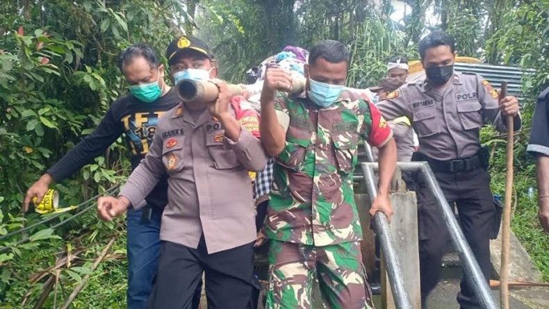 Ikut Prosesi Rangkaian Ngaben, Bule Perancis Tewas Terjatuh di Tangga Pura