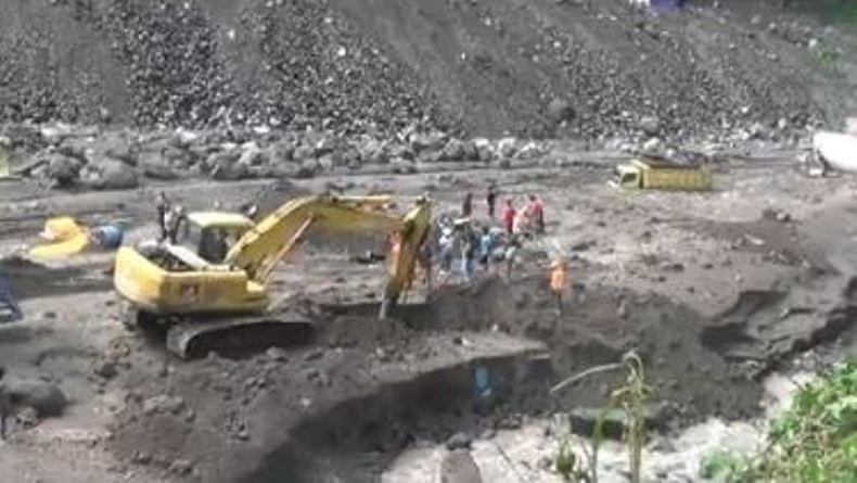 Seorang Sopir Truk Diduga Ikut Terseret Banjir Lahar Gunung Merapi di Sungai Bebeng