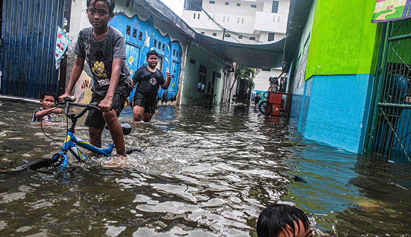 Cegah Banjir, Pemkot Bandarlampung Pasang Jaring-Jaring di Sungai