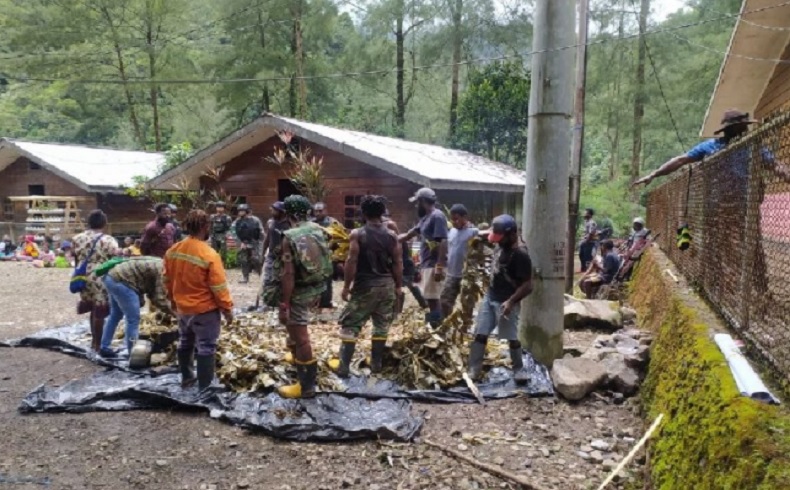 TNI-Polri dan Warga Banti Papua Gelar Acara Bakar Batu Jelang Natal