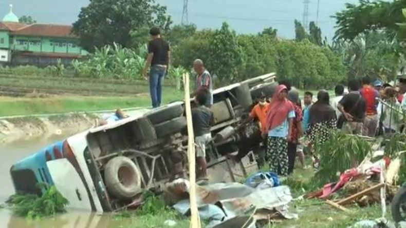 Hantam Pohon dan Warung, Mikrobus Angkut Rombongan Hajatan Terguling ke Sungai