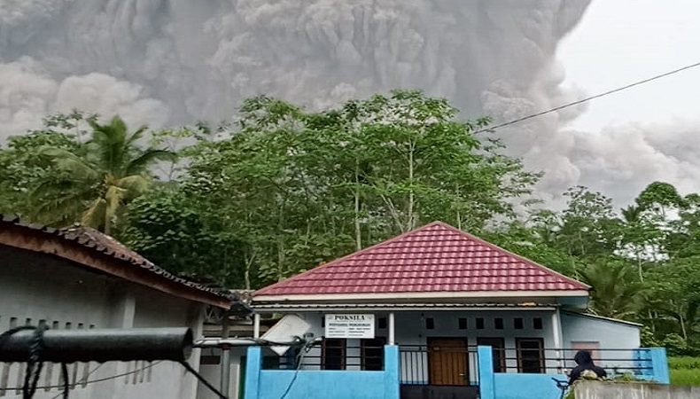 PLN Pastikan 69 Trafo Terdampak Erupsi Gunung Semeru Bisa Menyala Besok