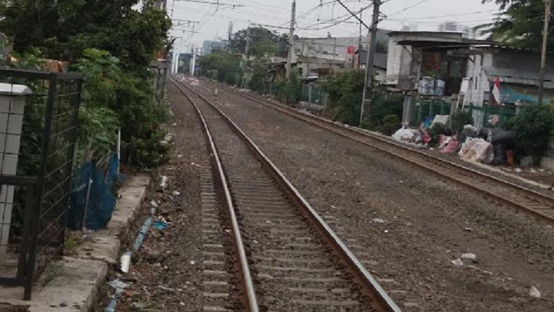 Perempuan Tewas Tertabrak Kereta di Pelintasan Pesing Kebon Jeruk, Kondisinya Mengenaskan