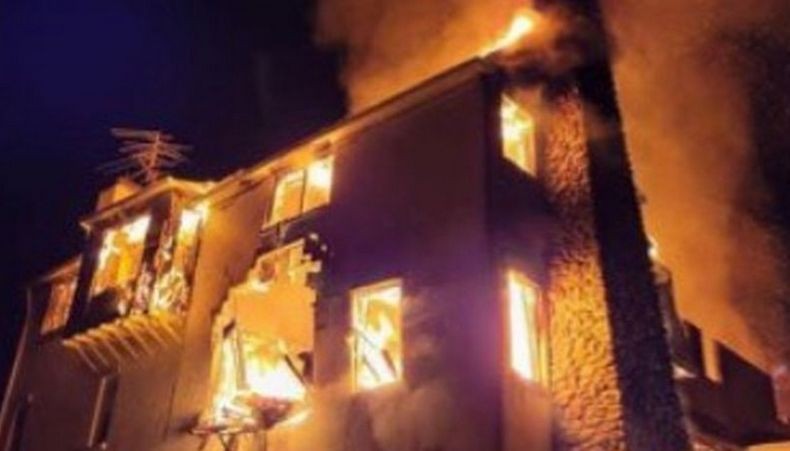 Duh, Pria Ini Bakar Rumah Mewahnya Hanya untuk Mengusir Seekor Ular