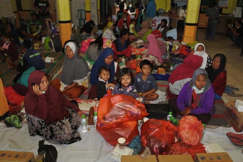 Ribuan Pengungsi Gunung Semeru Butuh Air Bersih hingga Perlengkapan Mandi dan Pakaian