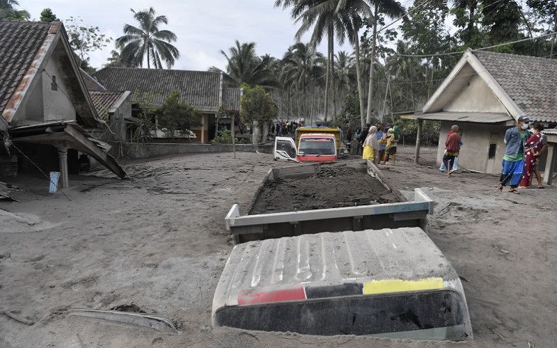 Warga Padati Kampung yang Tertimbun Abu Semeru, Sebagian Cari Keluarga