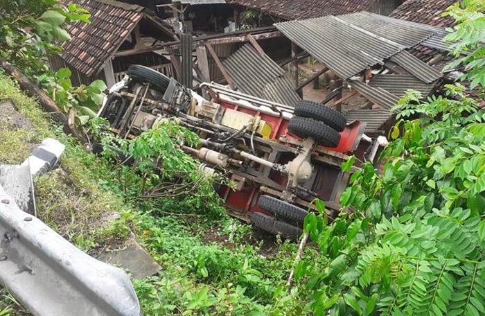 Hindari Tabrakan, Truk Terguling di Gunungkidul Timpa Kandang Sapi