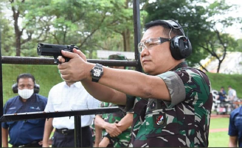 Kunjungi PT Pindad, KSAD Jenderal Dudung Jajal Berbagai Jenis Senjata