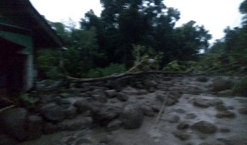  Tanah Longsor Terjang Desa Buwun Mas Sekotong, 1 Rumah Tertimbun 1 Ambruk
