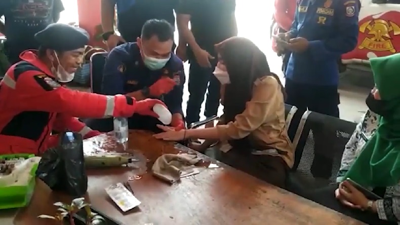 Gadis Cantik Ini Datangi Damkar Minta Lepaskan Cincin karena Jari Bengkak