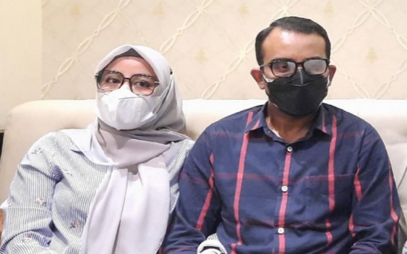 Didampingi Istri yang Cantik, Oknum Dosen FE Unsri Bantah Lecehkan 3 Mahasiswi
