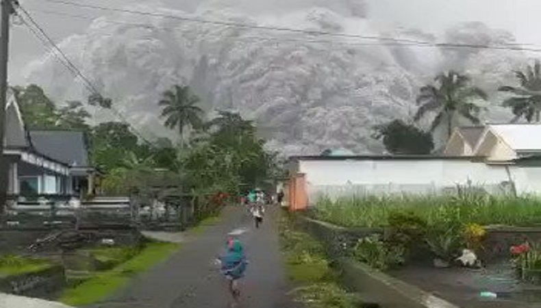 Breaking News: Gunung Semeru Meletus, Warga Panik 